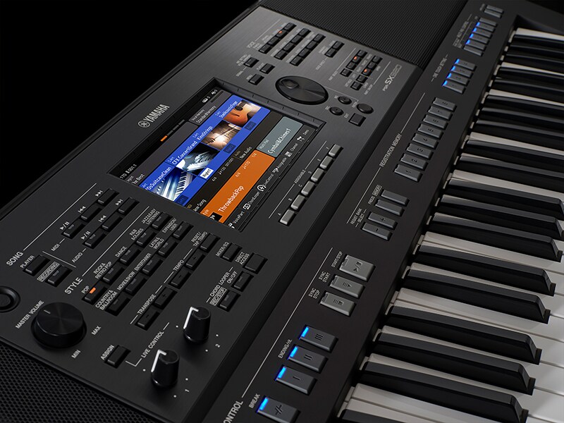 Foto del Yamaha Arranger Workstation PSR‑SX720+ tomada en diagonal desde arriba a la izquierda