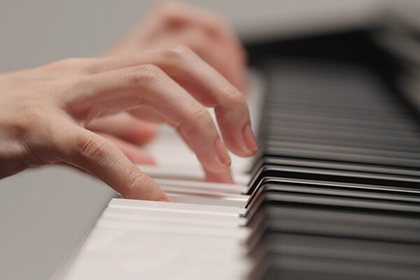 Unas manos tocando el teclado Graded Hammer Standard (GHS)