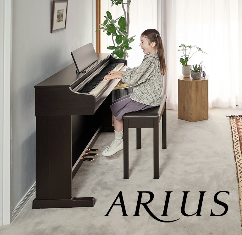 Una niña tocando un piano digital ARIUS en casa, demostrando una musicalidad cada vez mayor y una expresión emocional más profunda.