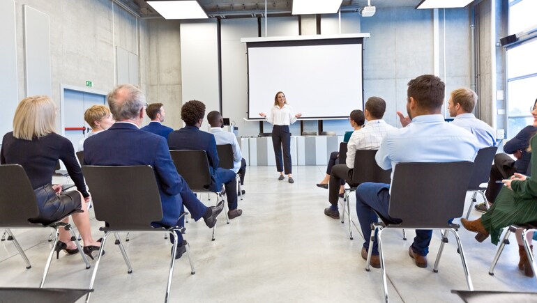 Foto que muestra una sala de presentaciones