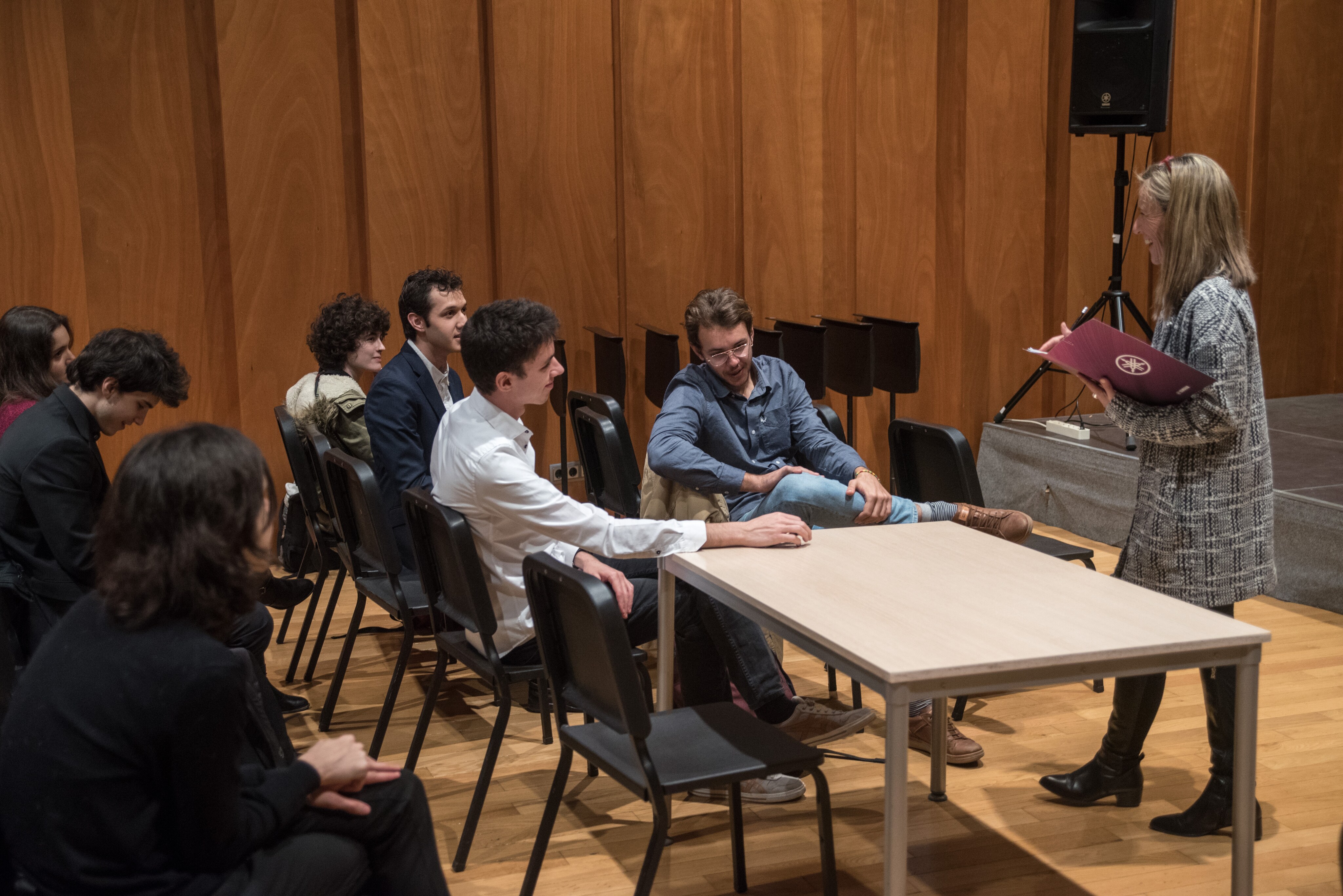 Ana Hazen (Yamaha Music Europe) conversando con los finalistas