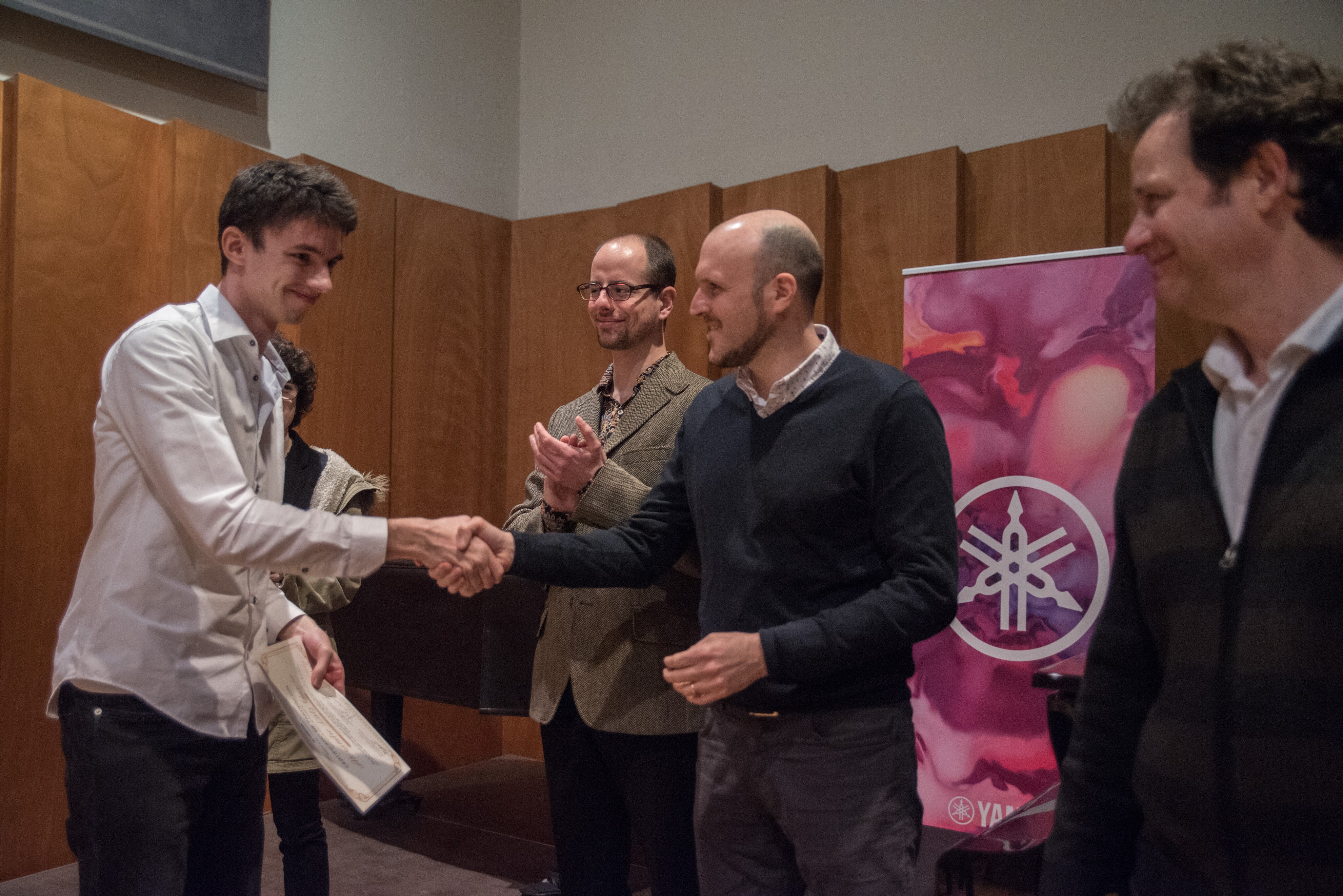 Alexandre Lutz García recogiendo su diploma de Finalista Beca YMFE 2019/20
