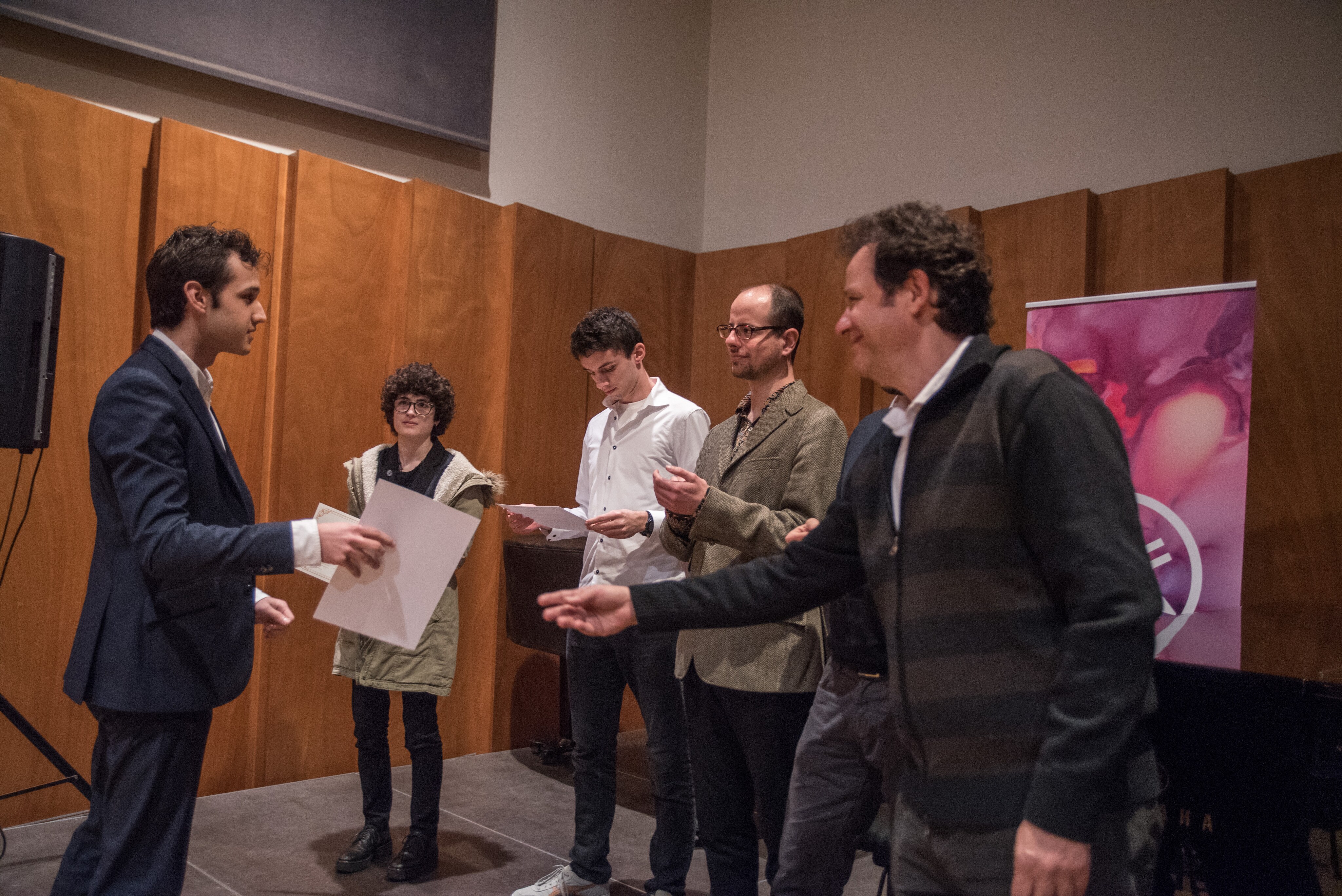 Ander Marzana recogiendo su diploma de Finalista Beca YMFE 2019/20