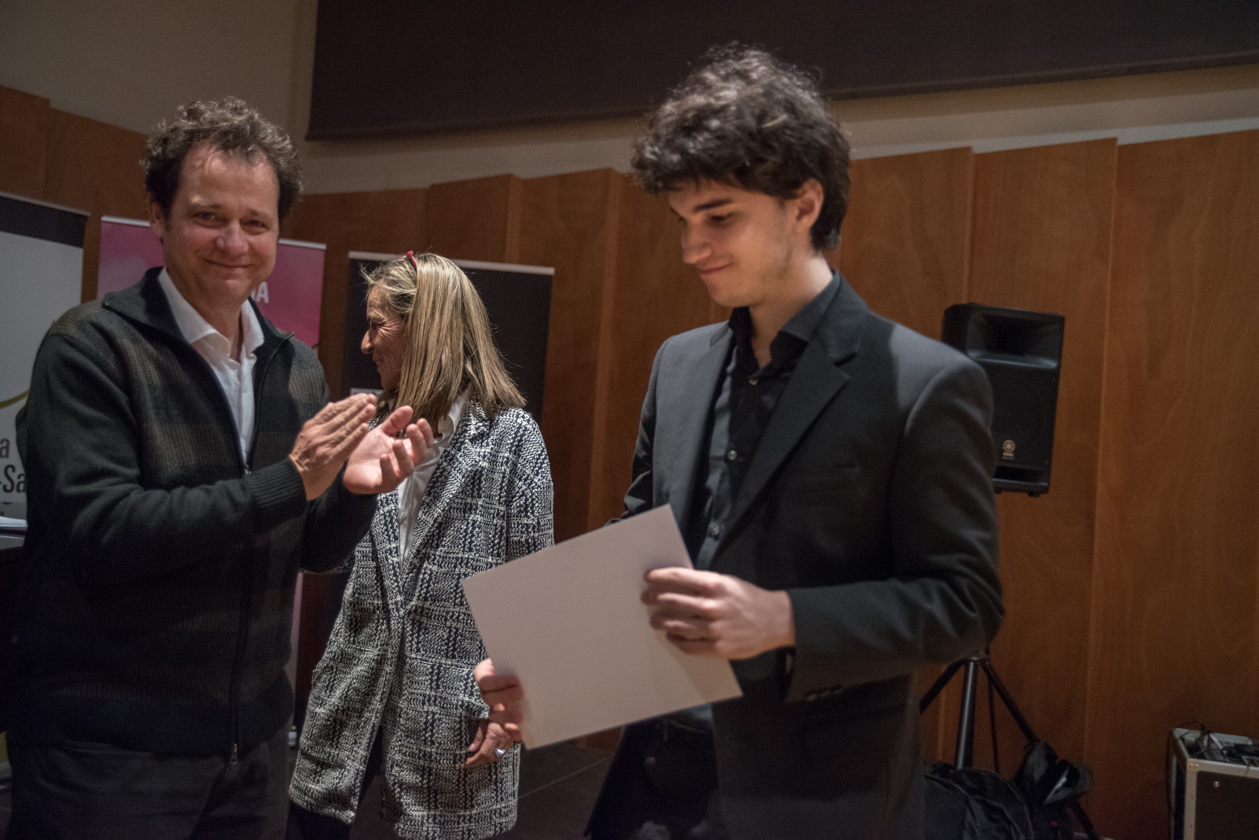 Matteo Giuliani recogiendo su diploma de Finalista Beca YMFE 2019/20