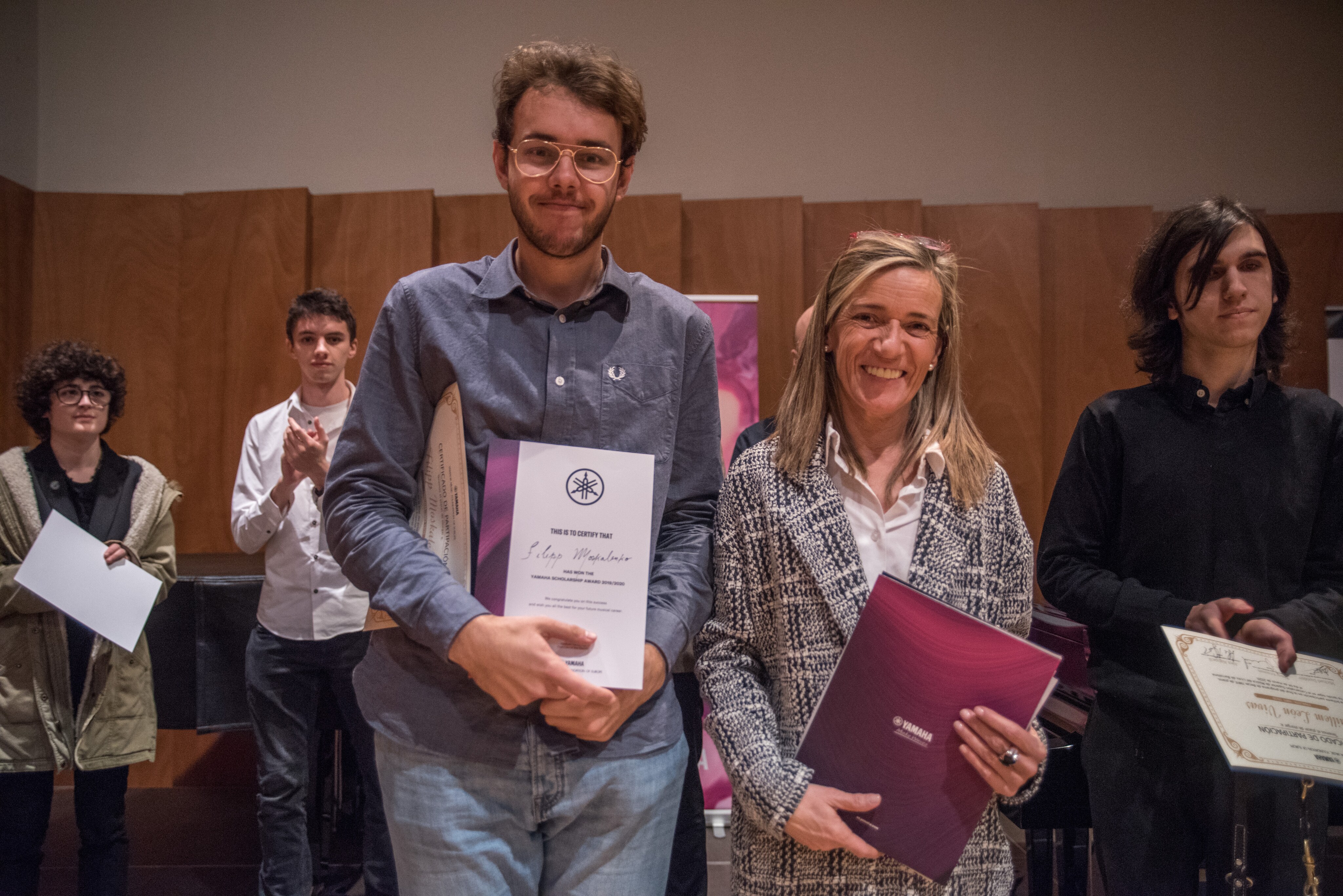 Filipp Moskalenko (Ganador Beca YMFE 2019/2020) y Ana Hazen (Yamaha Music Europe)