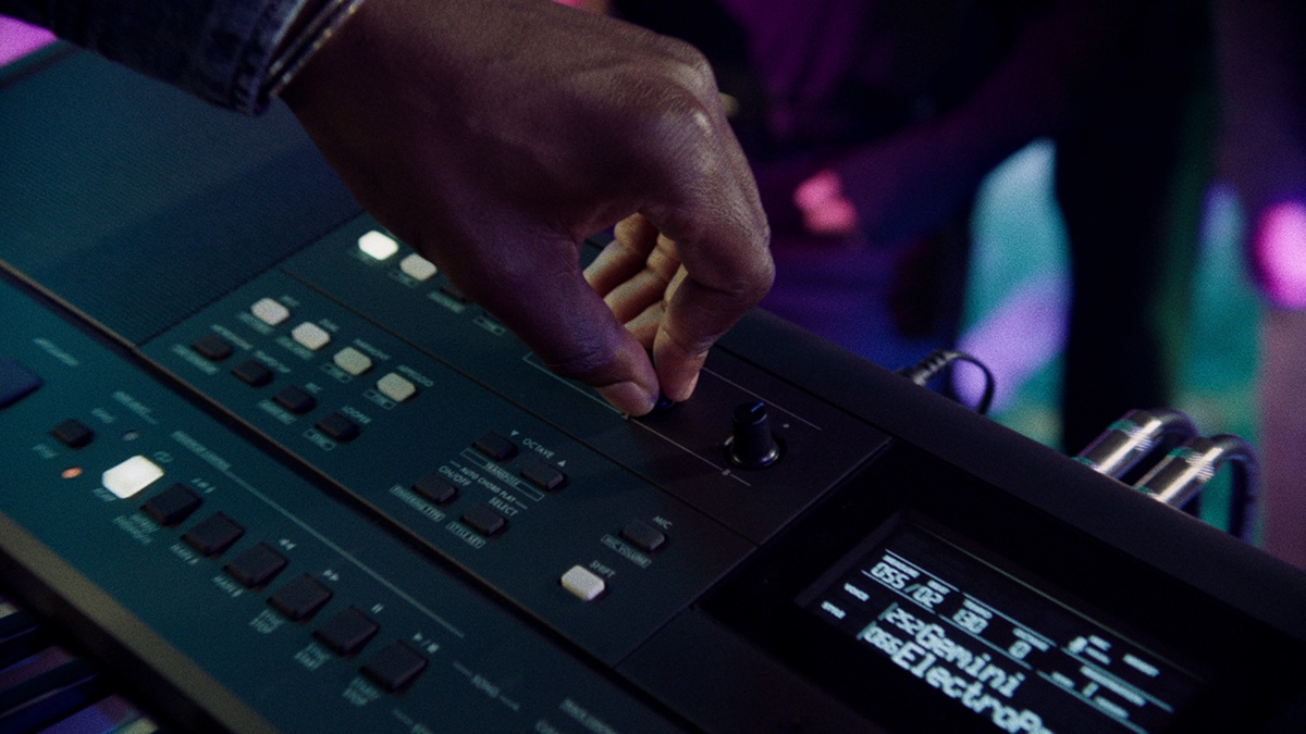 Persona controlando los Live Control Knobs del PSR-E483