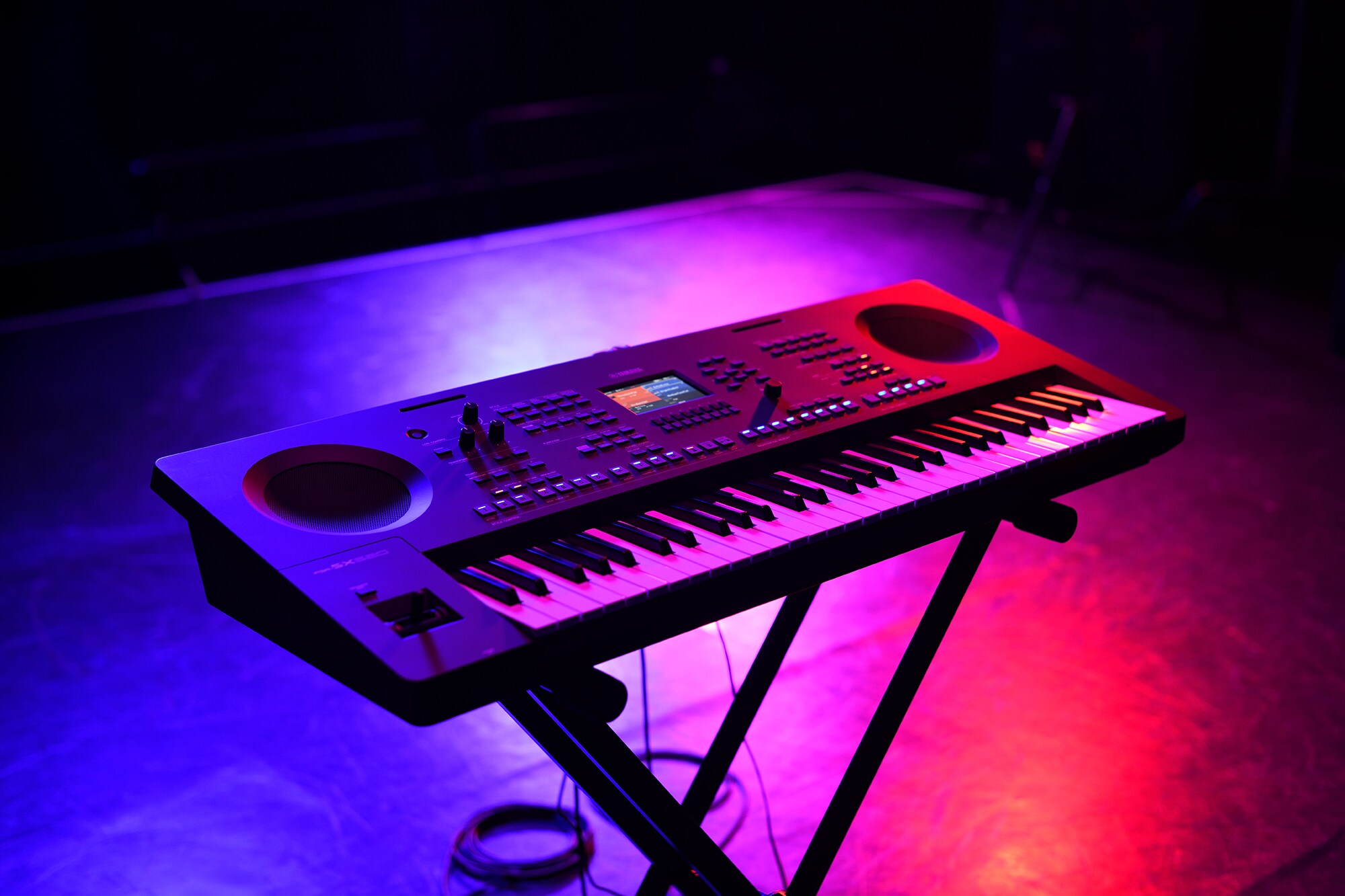 Un teclado sobre un soporte bajo la iluminación del escenario