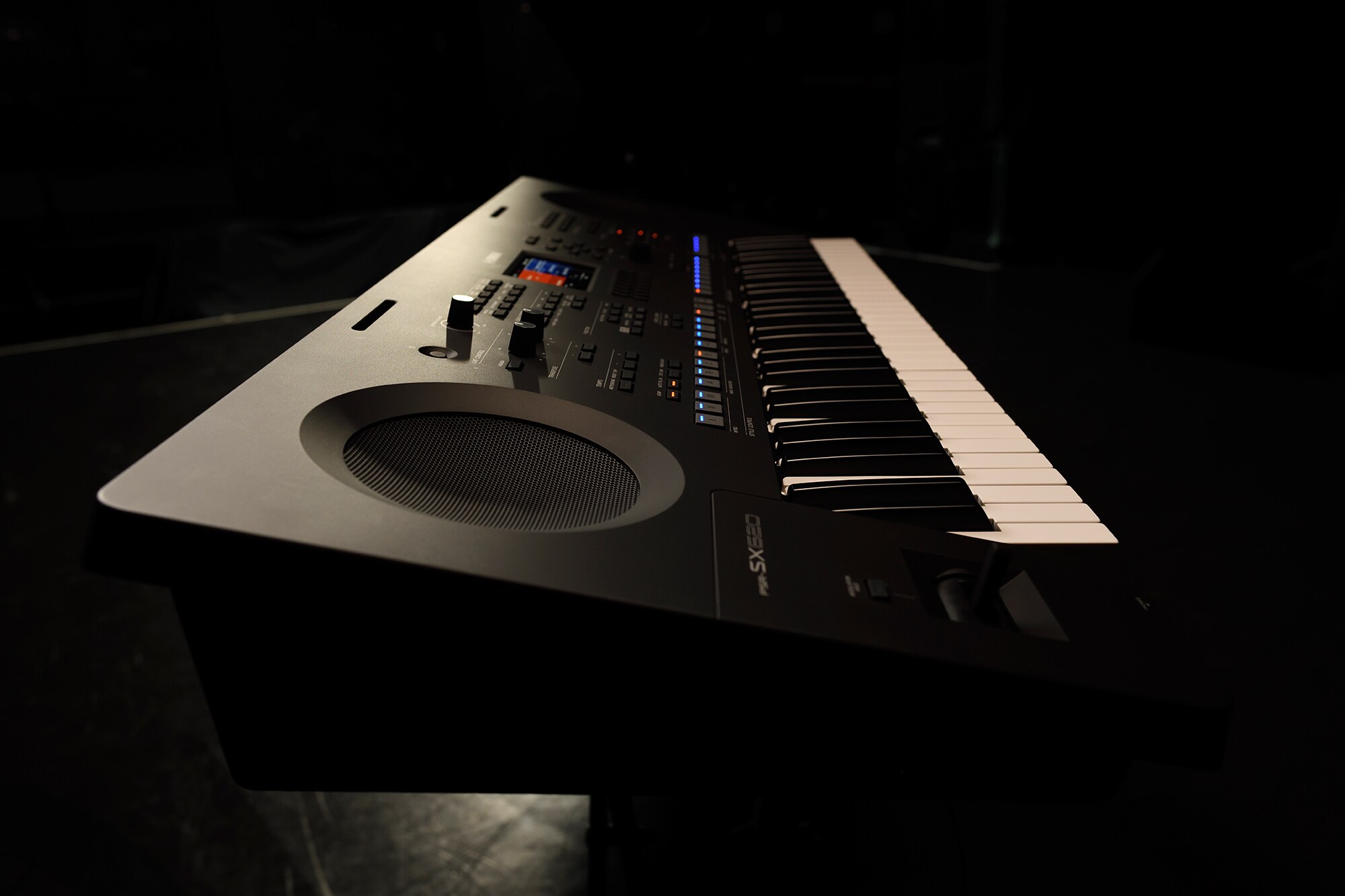 Un teclado sobre un soporte bajo la iluminación del escenario
