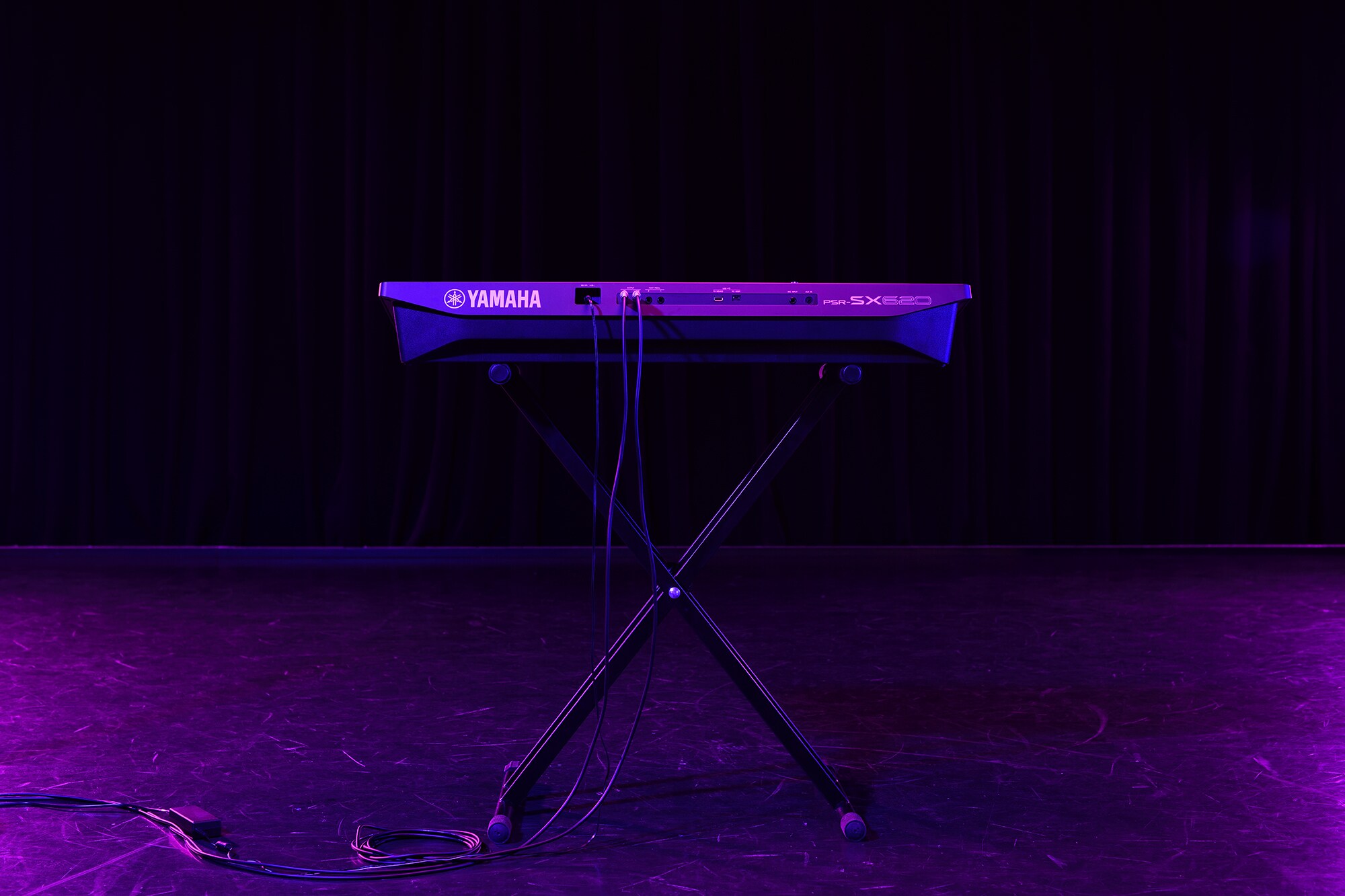 Un teclado sobre un soporte bajo la iluminación del escenario