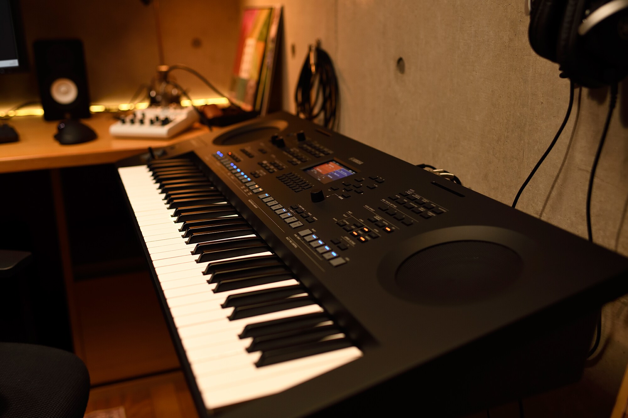 Un espacio de trabajo musical en casa con un ordenador y un teclado
