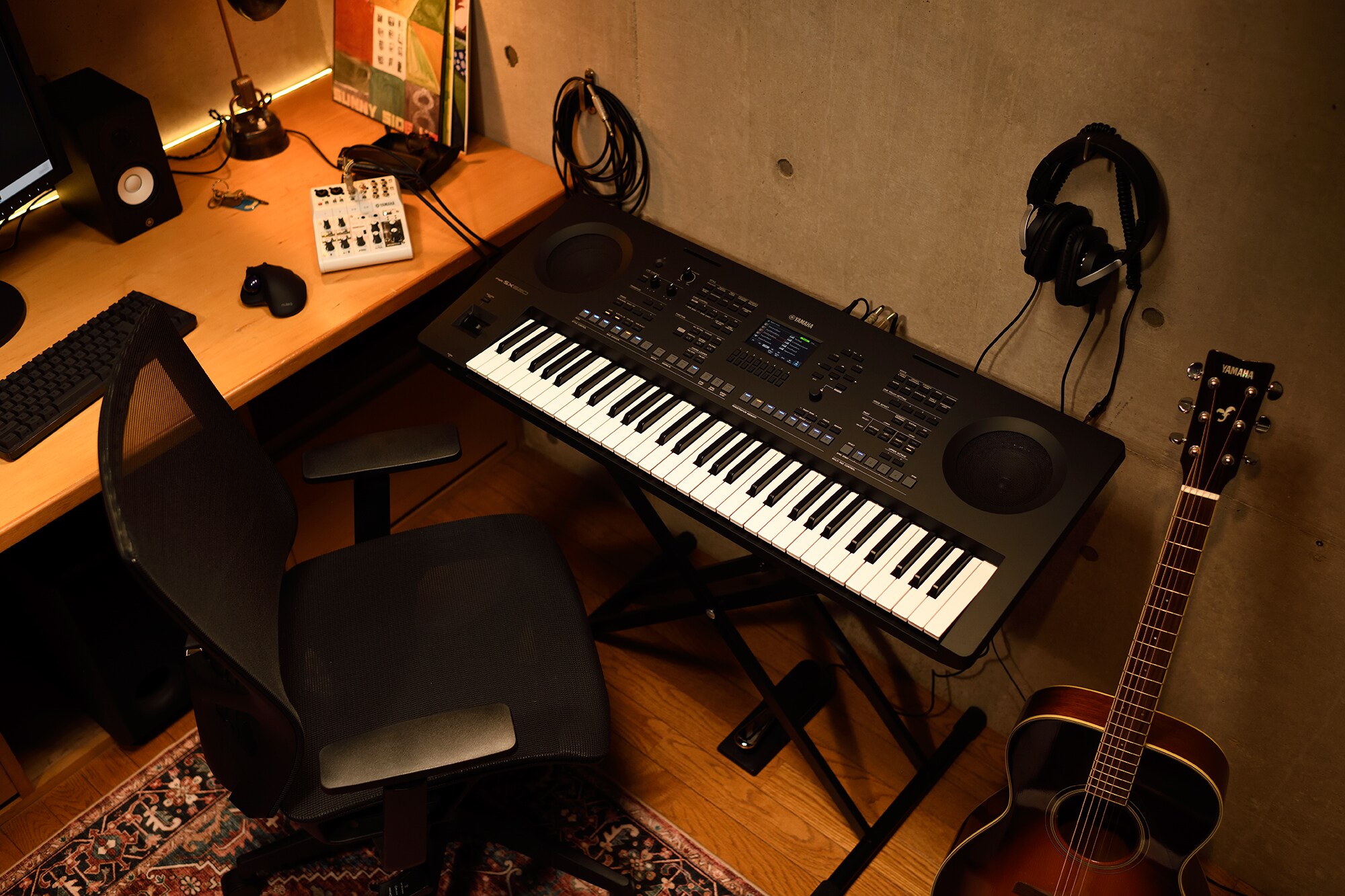 Un espacio de trabajo musical en casa con un ordenador y un teclado