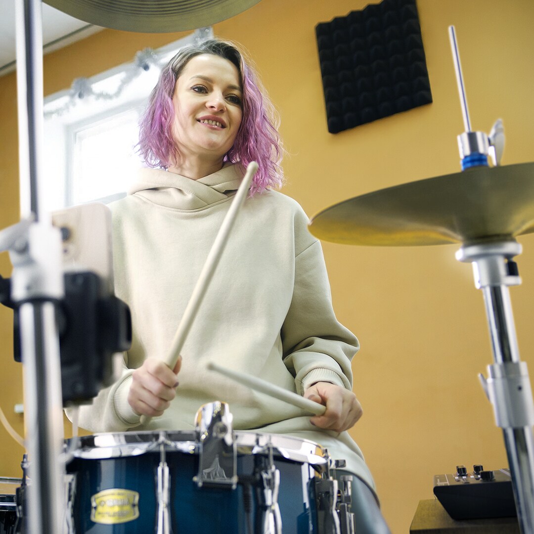 Baterista tocando mientras monitoriza una mezcla de batería mejorada creada con el Yamaha EAD20.