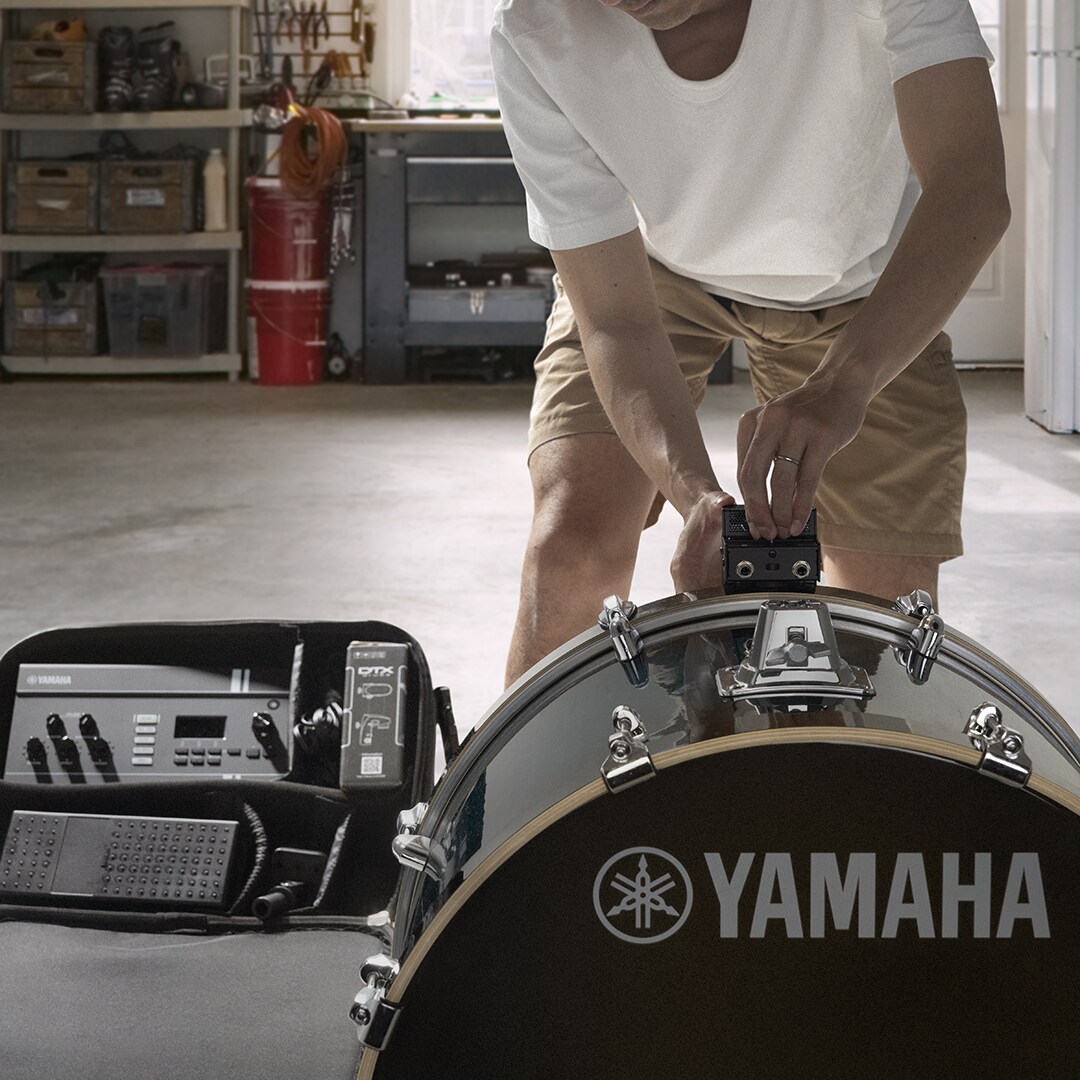 Baterista acoplando la unidad de sensor del EAD20 a un bombo para una configuración rápida y una captura optimizada del sonido de la batería.