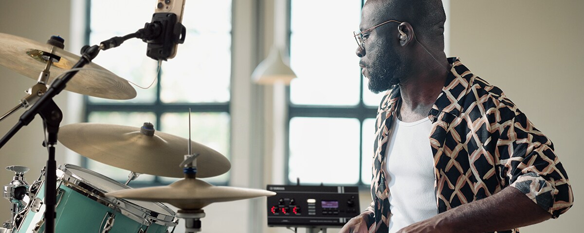 Kit de batería acústica conectado al Yamaha EAD20 para practicar con pistas de acompañamiento, pistas de clic y monitorización.