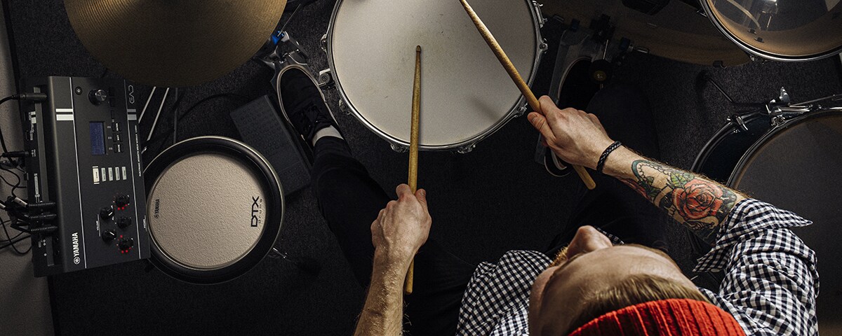 Baterista utilizando el Yamaha EAD20 durante la actuación para un control del sonido en tiempo real y monitorización personal.