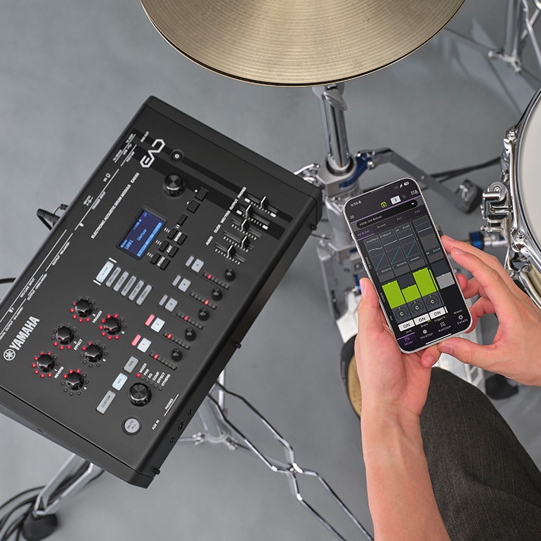 Escena que muestra el EAD50 siendo utilizado con su app dedicada