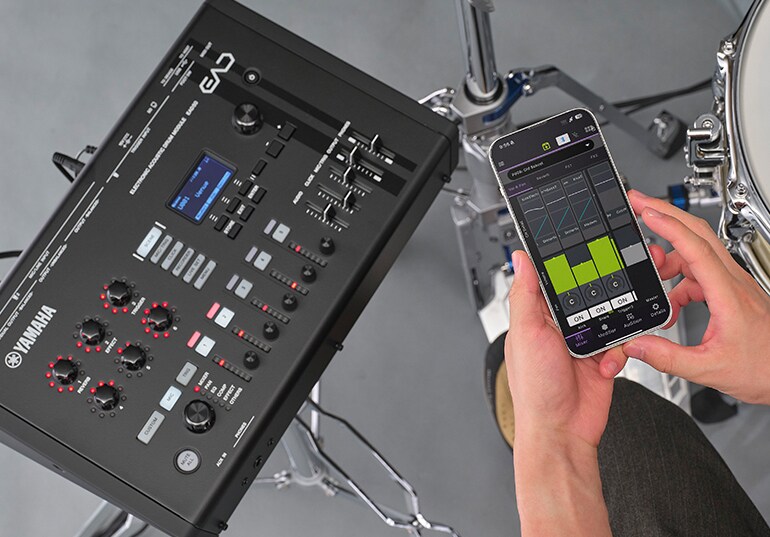 Un usuario controlando el EAD50 mediante la aplicación EAD Touch