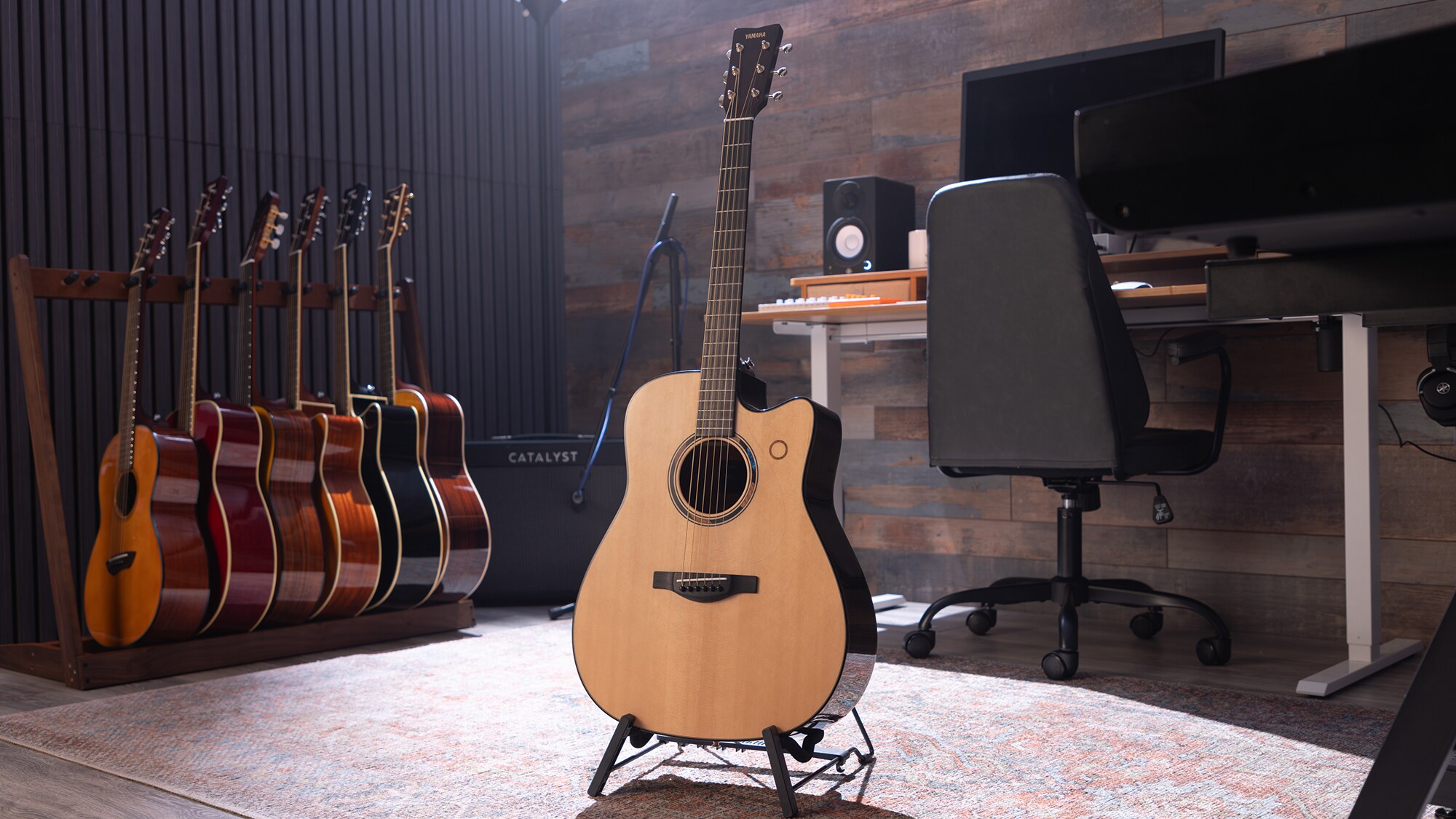Una guitarra acústica TAG3 C colocada en el centro de un estudio doméstico