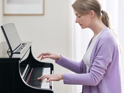 A person playing Yamaha Clavinova CLP-875PE with a pleasant feeling