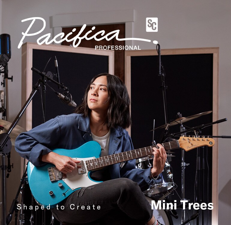 La artista MINI TREES sosteniendo una Pacifica SC Professional (PACP11S BMB)