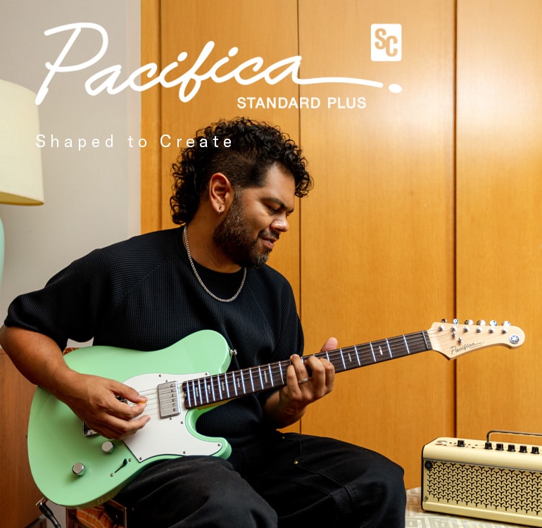 Hombre tocando una Pacifica SC Standard Plus (PACS+11S PGN) en casa con un THR30II inalámbrico