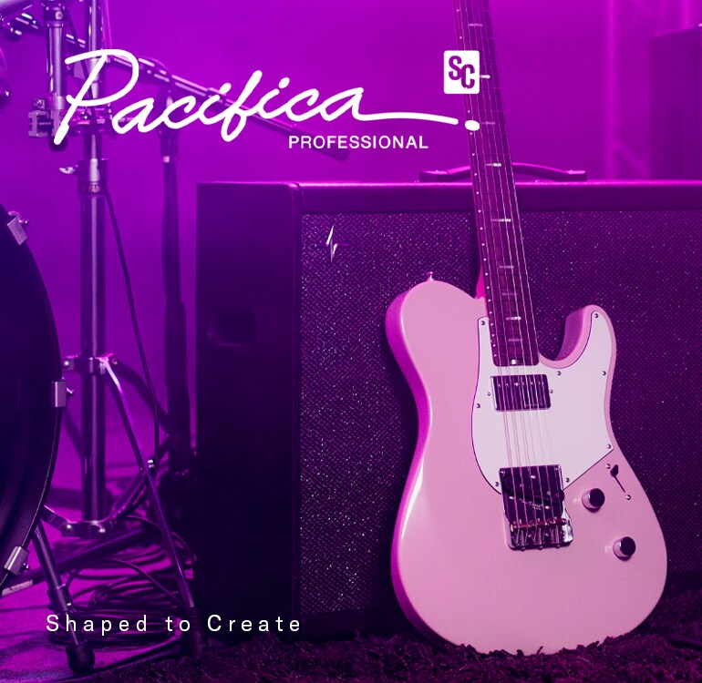 Una Pacifica SC Standard Plus (PACS+11S ASP) colocada junto a un amplificador de guitarra