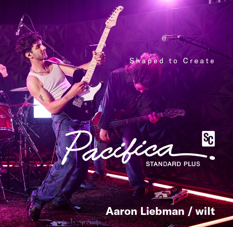 El guitarrista Aaron Liebman, conocido artísticamente como wilt, actuando en el escenario con una Pacifica SC Standard Plus (PACS+11SM BL)
