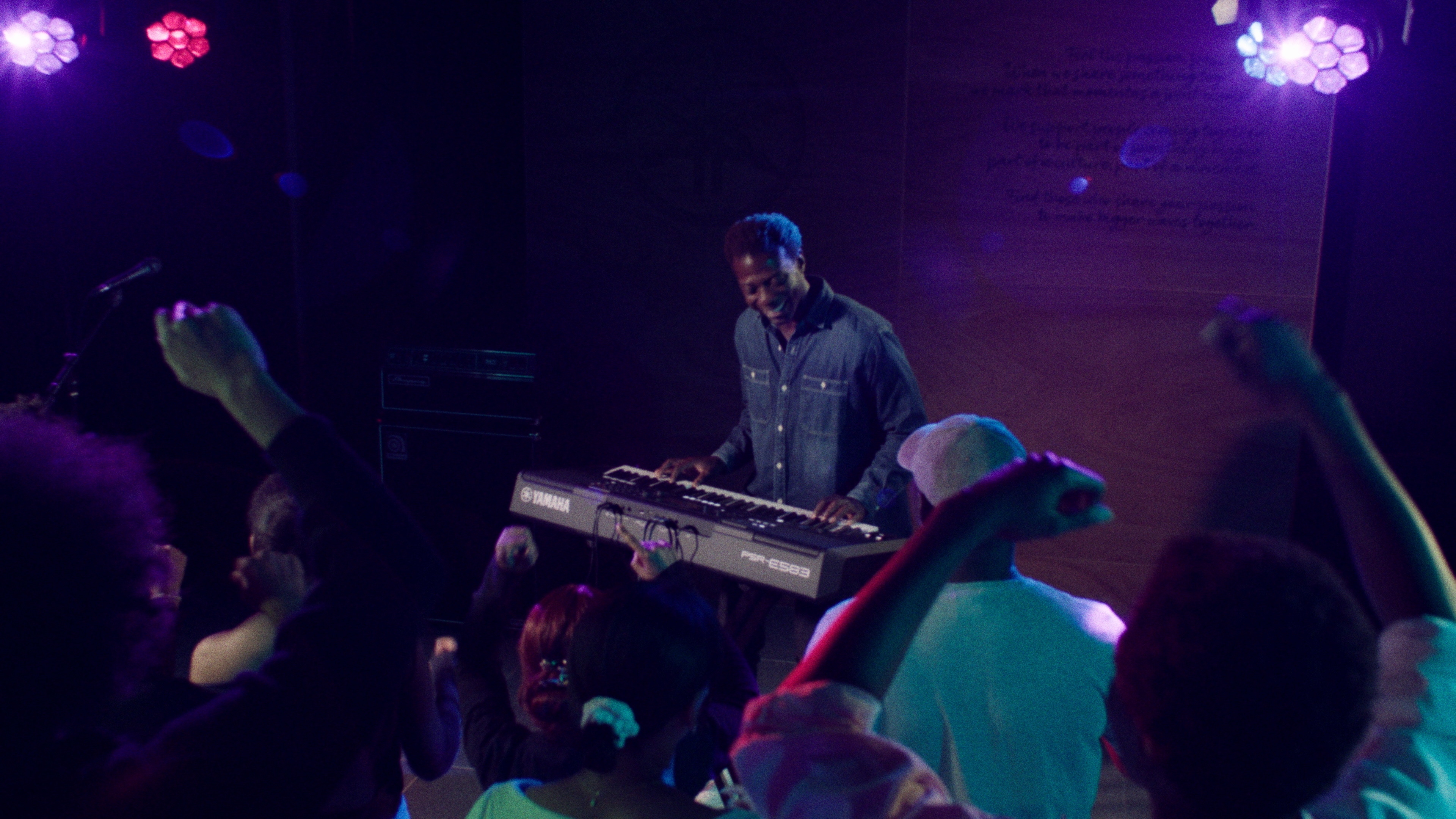 Persona tocando el teclado portátil Yamaha PSR-E583 con auriculares