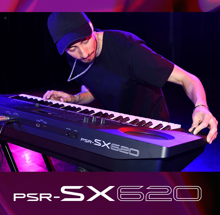 Intérprete tocando un teclado PSR-SX620 en el escenario.