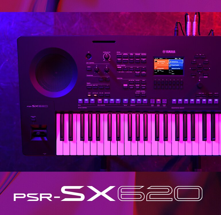 Vista superior de un teclado PSR-SX620 bajo la iluminación del escenario.