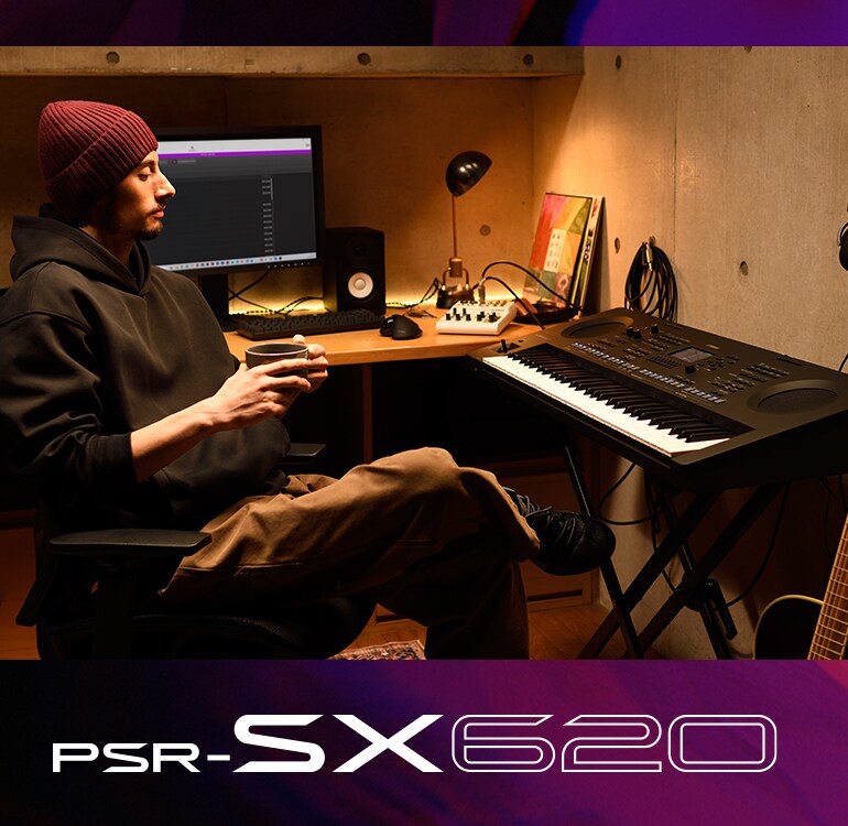 Persona sentada ante un teclado PSR-SX en un estudio doméstico, tomando café.