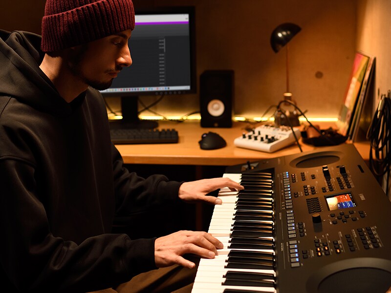 Persona tocando un teclado PSR-SX620 en un estudio doméstico.