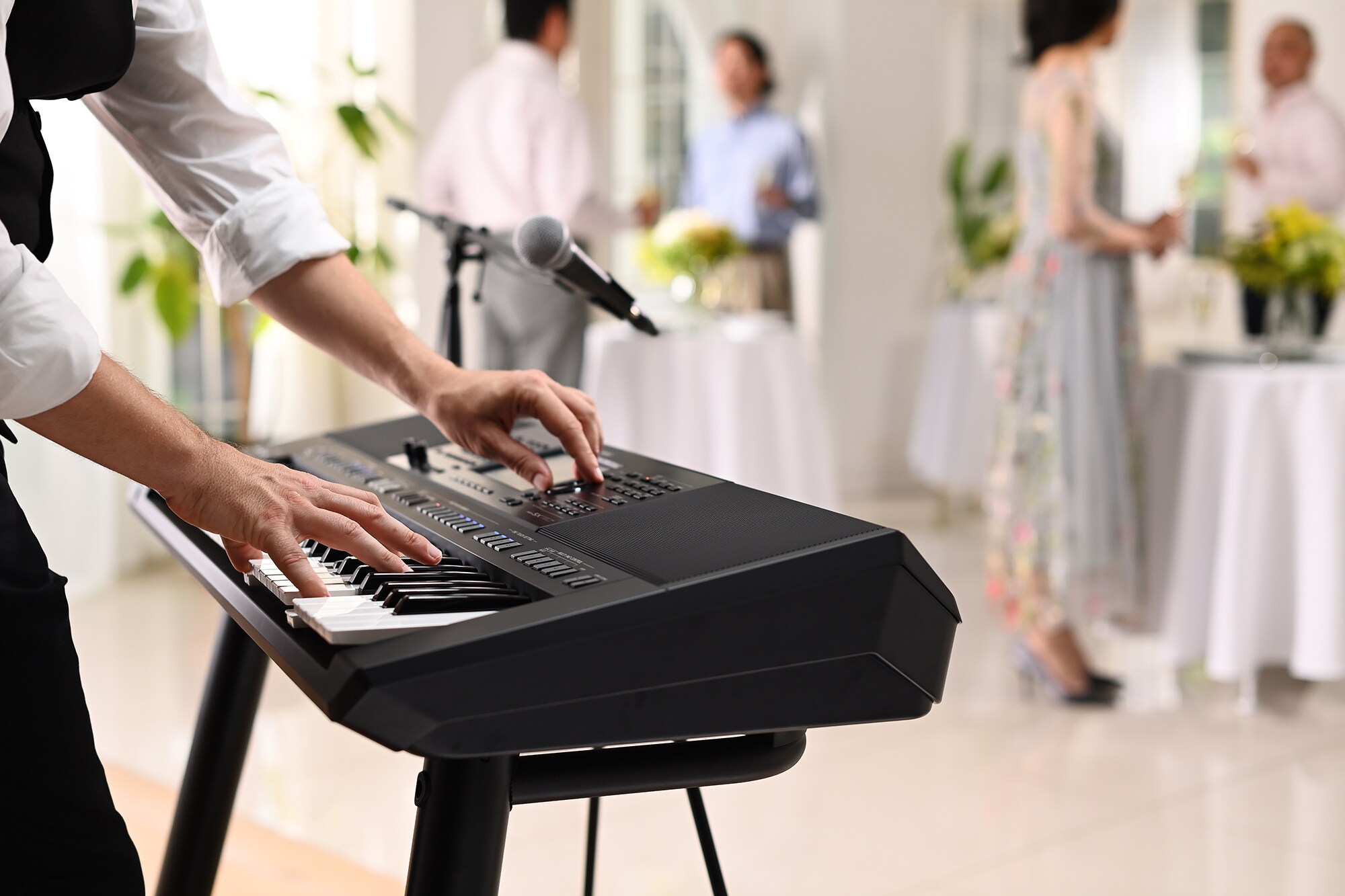 Yamaha Arranger Workstation PSR‑SX720+ siendo tocado en un local de fiesta