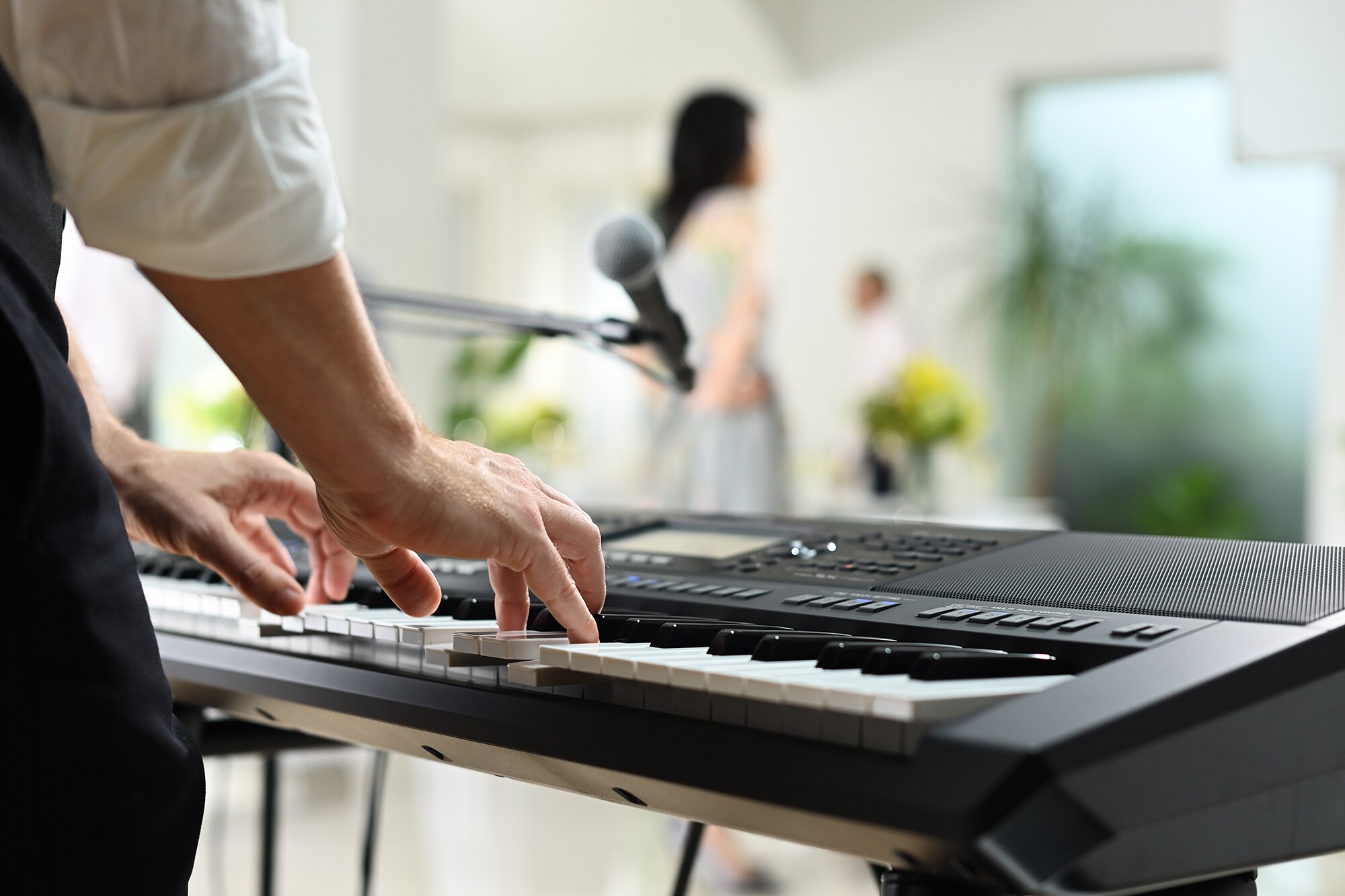 Yamaha Arranger Workstation PSR‑SX720+ siendo tocado en un local de fiesta