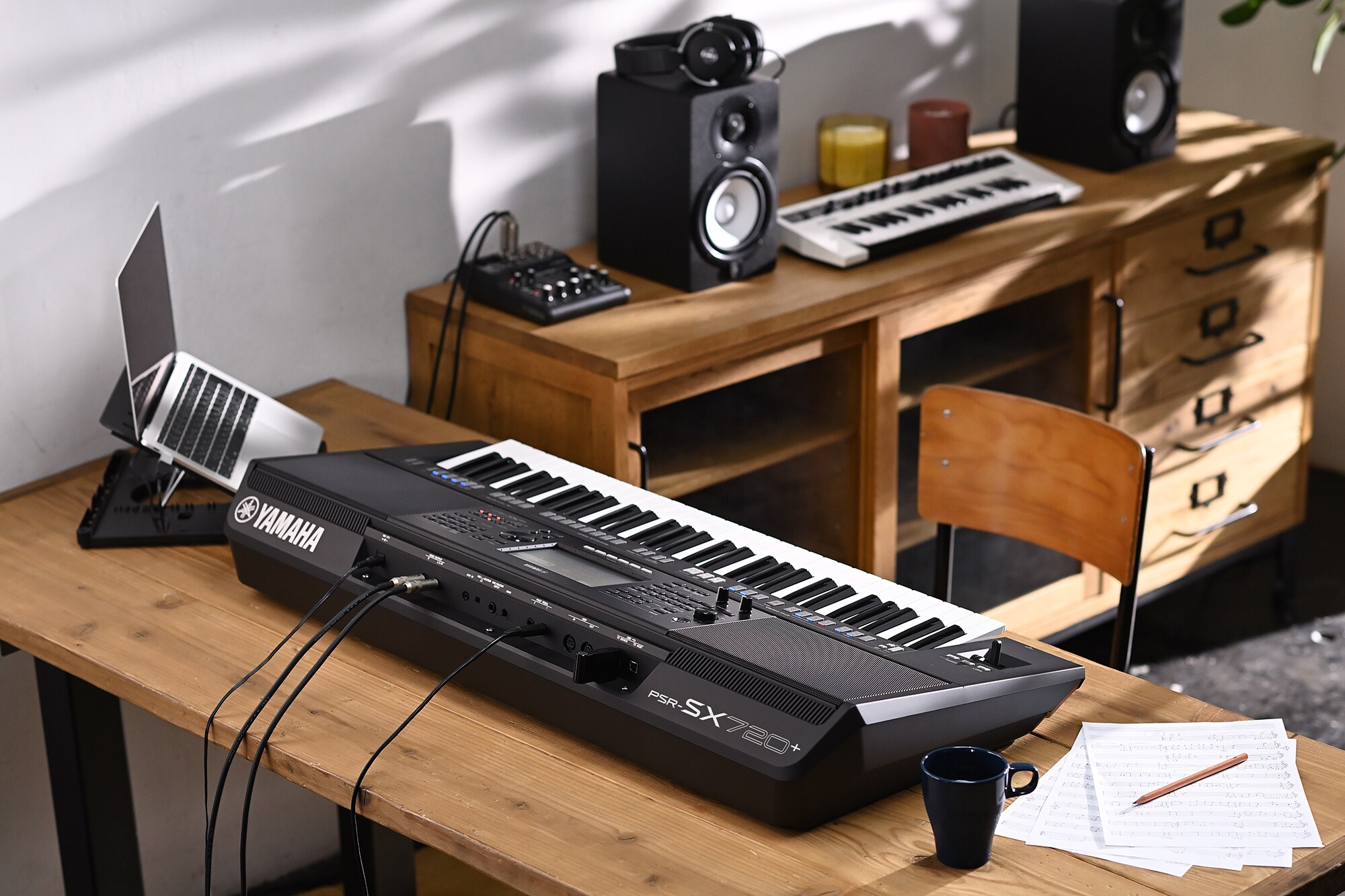 Yamaha Arranger Workstation PSR‑SX720+ sobre un escritorio
