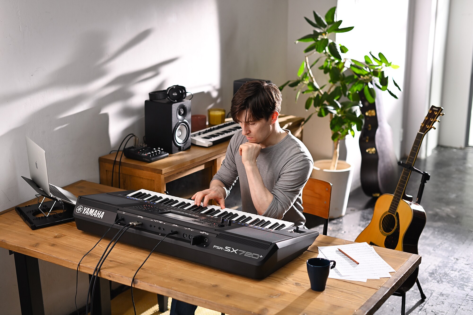 Foto de una persona tocando el Yamaha Arranger Workstation PSR‑SX720+