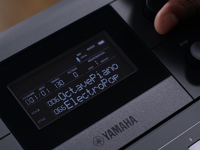 Imagen destacada de la pantalla central del PSR-E583