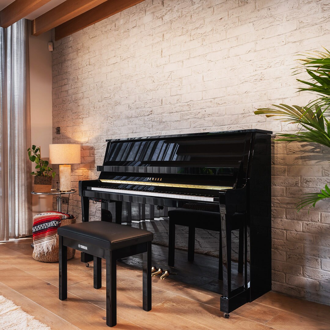 El piano vertical B30 ubicado en el salón