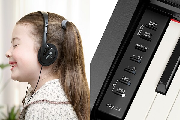 Tocando un piano ARIUS con auriculares, y una imagen del panel de control