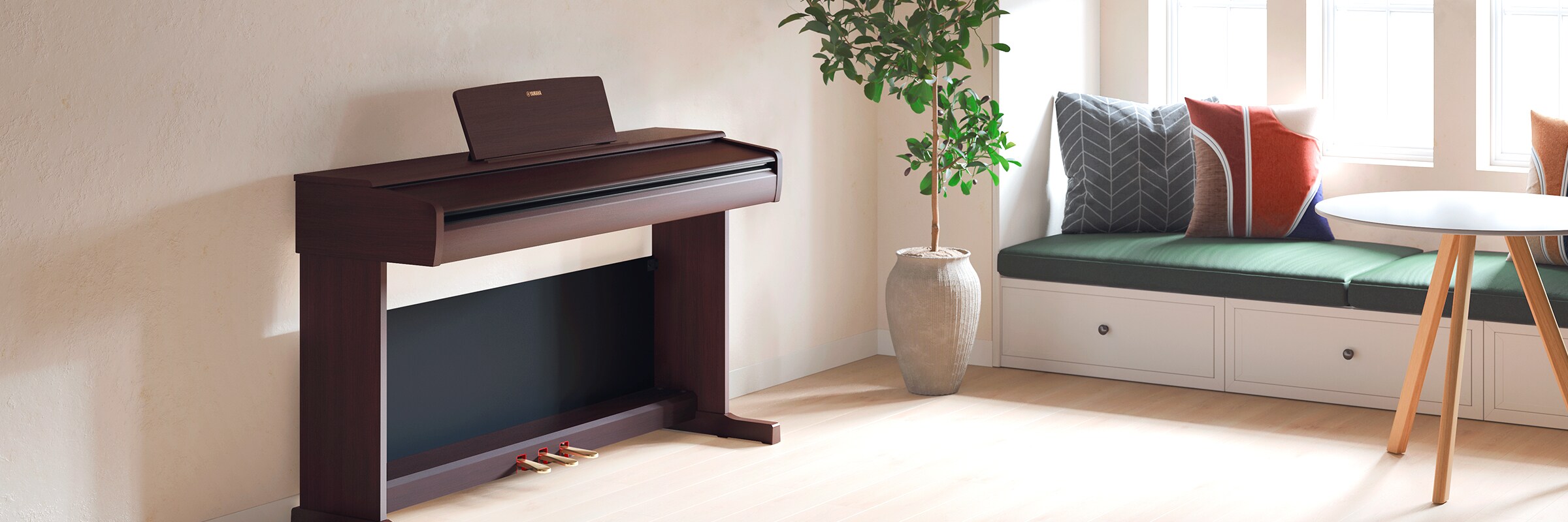 Un piano ARIUS con la tapa cerrada, integrado en la decoración de un salón