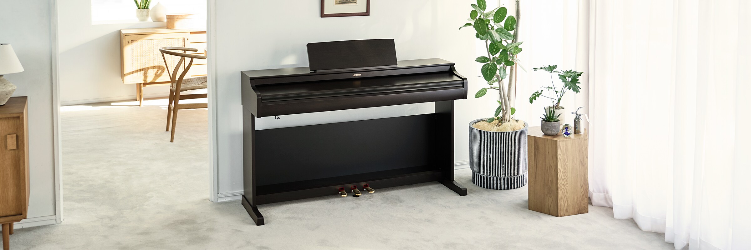 Un piano ARIUS con la tapa cerrada, integrado en la decoración de un salón