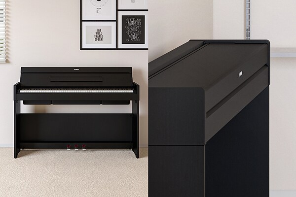 Un piano ARIUS integrado en el interior de un salón, y un piano ARIUS con un diseño más plano y compacto gracias a su tapa cerrada