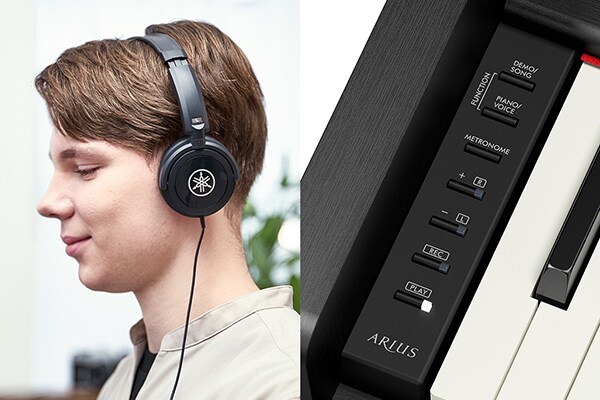 Tocando un piano ARIUS con auriculares, y una imagen del panel de control