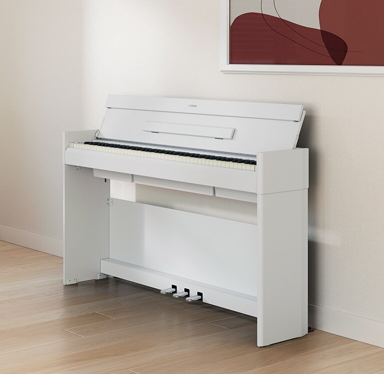 Un salón con un piano ARIUS, con plantas de interior y un sofá, integrado de forma armoniosa en la decoración