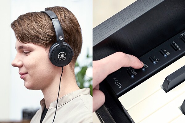 Tocando un piano ARIUS con auriculares y utilizando los botones del panel de control