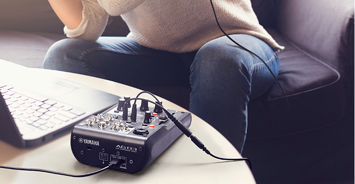 Yamaha AG03MK2 en una estaci&oacute;n de streaming minimalista