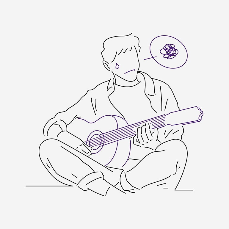 Un hombre con dificultades para practicar la guitarra.