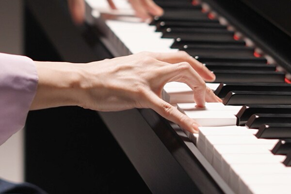 Unas manos tocando el teclado Graded Hammer Standard (GHS)